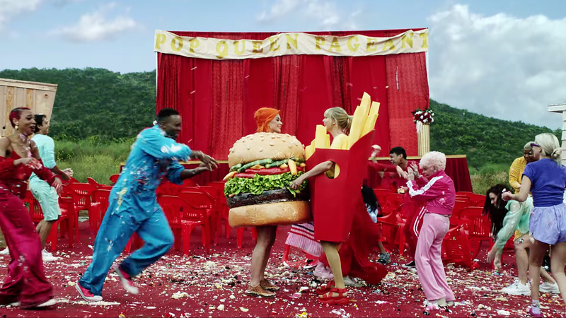 Illustration for article titled And Here's Live Footage of Taylor Swift and Katy Perry Making Up